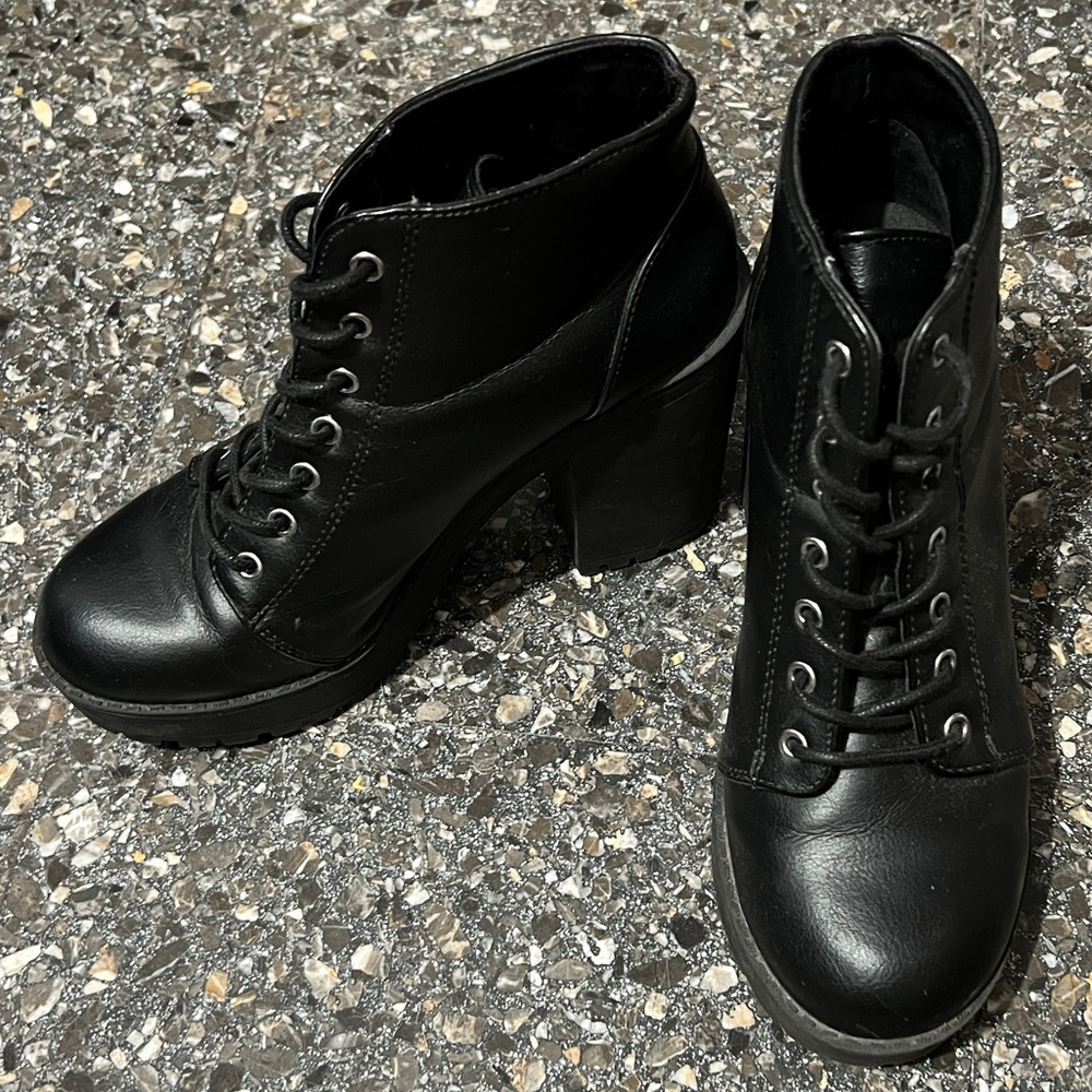 DIVIDED: Goth/alternative/edgy short length boots - Picture 2 of 8